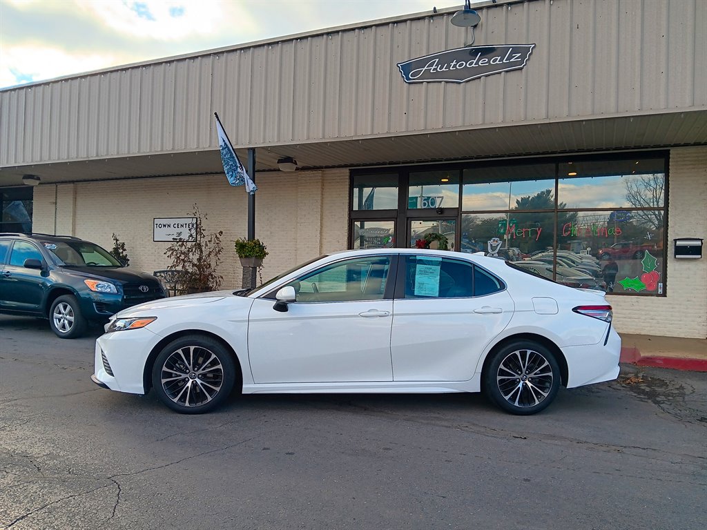 2019 Toyota Camry SE photo 2